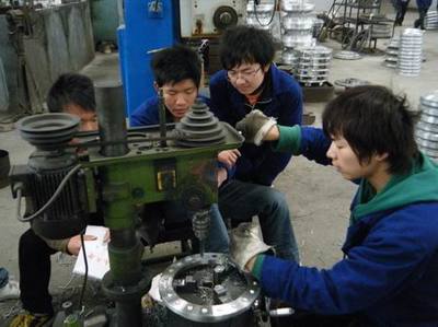 機(jī)械工程系學(xué)生在校辦工廠開展機(jī)械制造生產(chǎn)性實(shí)訓(xùn)